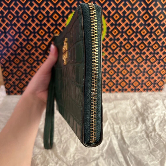 Tory Burch Britten Embossed Large Zip Pouch Wristlet Norwood Gold Green - Picture 3 of 12